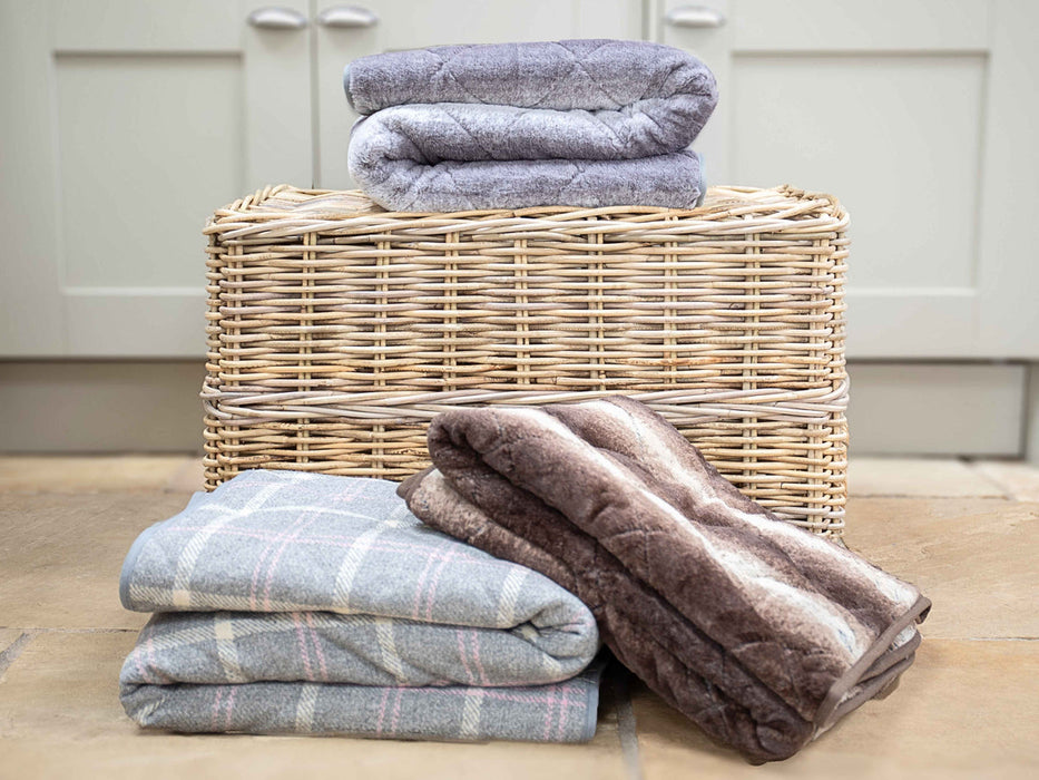 Collared Creatures - Luxury Faux-Fur Grey Dog Blanket - Sofa Throw